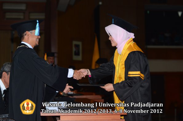 wisuda-unpad-gel-i-ta-2012_2013-fakultas-ilmu-keperawatan-oleh-dekan-049