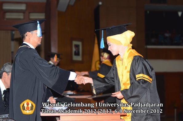 wisuda-unpad-gel-i-ta-2012_2013-fakultas-ilmu-keperawatan-oleh-dekan-051