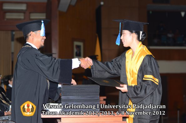 wisuda-unpad-gel-i-ta-2012_2013-fakultas-ilmu-keperawatan-oleh-dekan-053