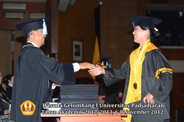 wisuda-unpad-gel-i-ta-2012_2013-fakultas-ilmu-keperawatan-oleh-dekan-054