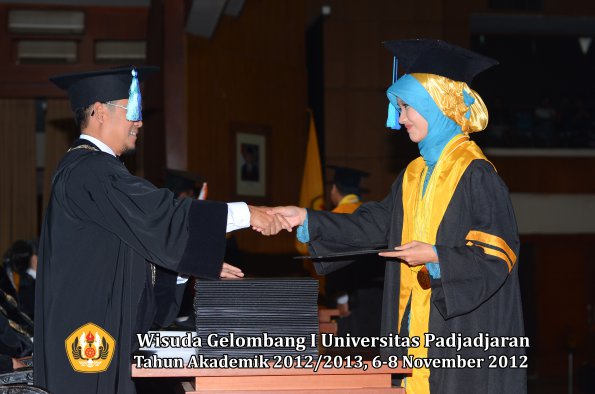 wisuda-unpad-gel-i-ta-2012_2013-fakultas-ilmu-keperawatan-oleh-dekan-057