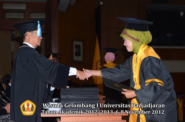 wisuda-unpad-gel-i-ta-2012_2013-fakultas-ilmu-keperawatan-oleh-dekan-060