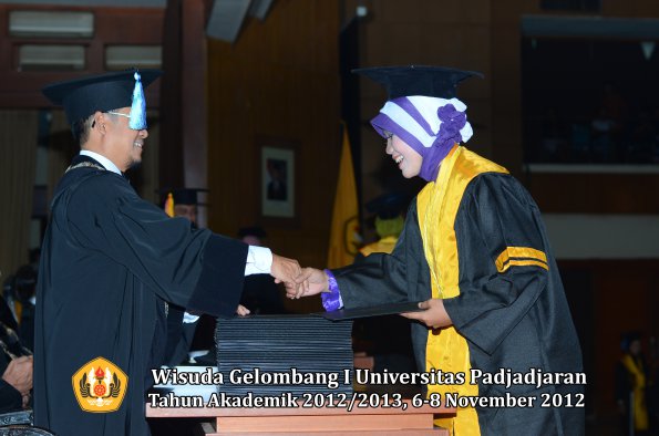 wisuda-unpad-gel-i-ta-2012_2013-fakultas-ilmu-keperawatan-oleh-dekan-061