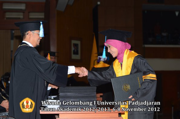 wisuda-unpad-gel-i-ta-2012_2013-fakultas-ilmu-keperawatan-oleh-dekan-062