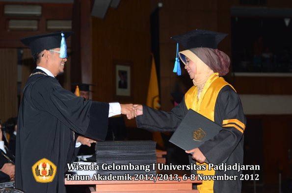 wisuda-unpad-gel-i-ta-2012_2013-fakultas-ilmu-keperawatan-oleh-dekan-063