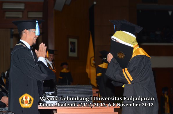 wisuda-unpad-gel-i-ta-2012_2013-fakultas-ilmu-keperawatan-oleh-dekan-067