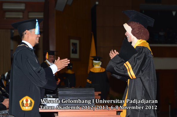 wisuda-unpad-gel-i-ta-2012_2013-fakultas-ilmu-keperawatan-oleh-dekan-068