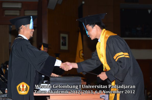 wisuda-unpad-gel-i-ta-2012_2013-fakultas-ilmu-keperawatan-oleh-dekan-071