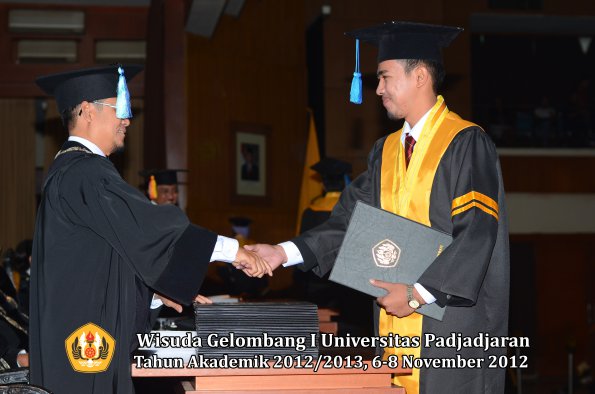 wisuda-unpad-gel-i-ta-2012_2013-fakultas-ilmu-keperawatan-oleh-dekan-072