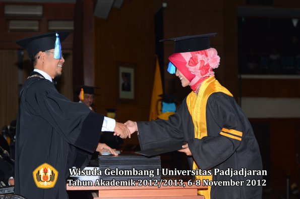wisuda-unpad-gel-i-ta-2012_2013-fakultas-ilmu-keperawatan-oleh-dekan-075