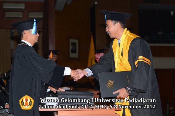 wisuda-unpad-gel-i-ta-2012_2013-fakultas-ilmu-keperawatan-oleh-dekan-076