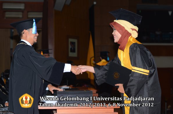 wisuda-unpad-gel-i-ta-2012_2013-fakultas-ilmu-keperawatan-oleh-dekan-078