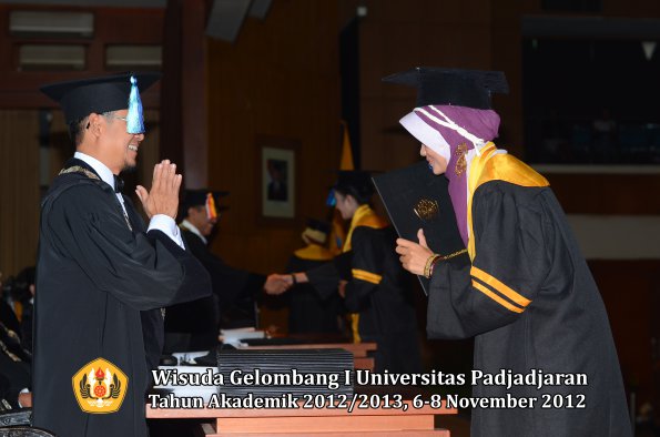 wisuda-unpad-gel-i-ta-2012_2013-fakultas-ilmu-keperawatan-oleh-dekan-080