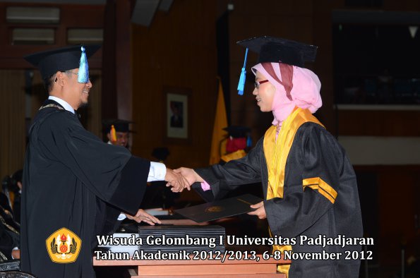 wisuda-unpad-gel-i-ta-2012_2013-fakultas-ilmu-keperawatan-oleh-dekan-083