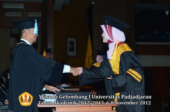 wisuda-unpad-gel-i-ta-2012_2013-fakultas-ilmu-keperawatan-oleh-dekan-084