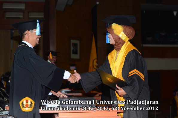 wisuda-unpad-gel-i-ta-2012_2013-fakultas-ilmu-keperawatan-oleh-dekan-086