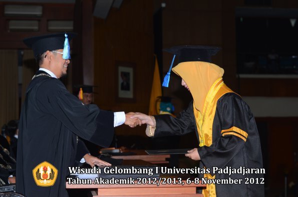 wisuda-unpad-gel-i-ta-2012_2013-fakultas-ilmu-keperawatan-oleh-dekan-090