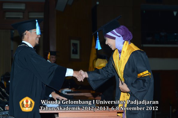 wisuda-unpad-gel-i-ta-2012_2013-fakultas-ilmu-keperawatan-oleh-dekan-091