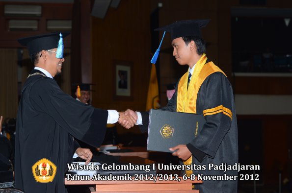 wisuda-unpad-gel-i-ta-2012_2013-fakultas-ilmu-keperawatan-oleh-dekan-093