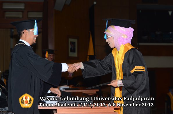 wisuda-unpad-gel-i-ta-2012_2013-fakultas-ilmu-keperawatan-oleh-dekan-094