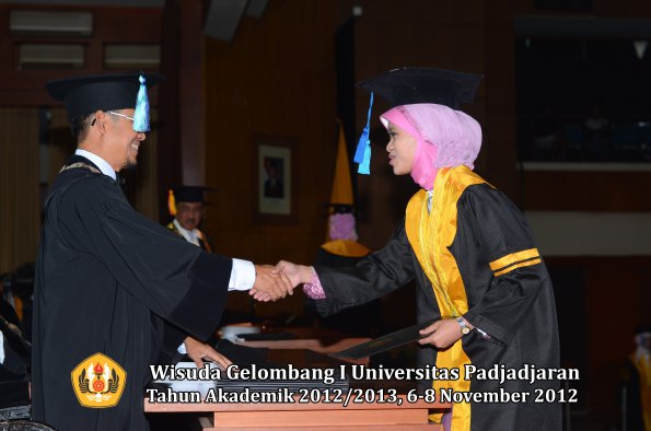 wisuda-unpad-gel-i-ta-2012_2013-fakultas-ilmu-keperawatan-oleh-dekan-095