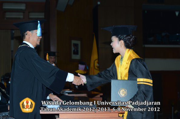 wisuda-unpad-gel-i-ta-2012_2013-fakultas-ilmu-keperawatan-oleh-dekan-096