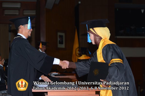 wisuda-unpad-gel-i-ta-2012_2013-fakultas-ilmu-keperawatan-oleh-dekan-097