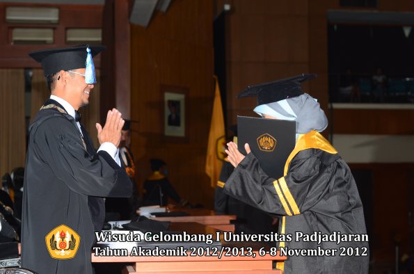 wisuda-unpad-gel-i-ta-2012_2013-fakultas-ilmu-keperawatan-oleh-dekan-098