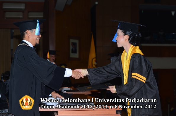 wisuda-unpad-gel-i-ta-2012_2013-fakultas-ilmu-keperawatan-oleh-dekan-099