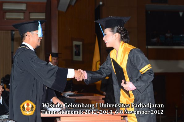 wisuda-unpad-gel-i-ta-2012_2013-fakultas-ilmu-keperawatan-oleh-dekan-101