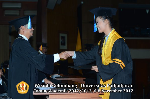 wisuda-unpad-gel-i-ta-2012_2013-fakultas-ilmu-keperawatan-oleh-dekan-102