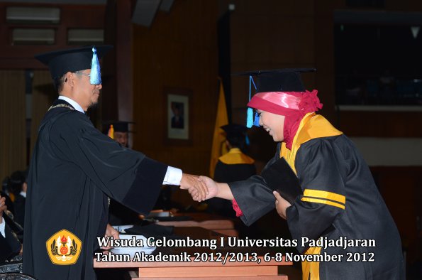 wisuda-unpad-gel-i-ta-2012_2013-fakultas-ilmu-keperawatan-oleh-dekan-103
