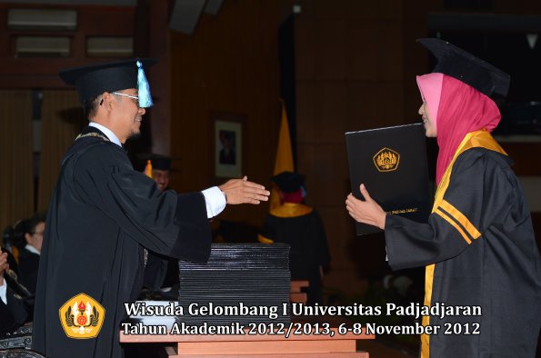 wisuda-unpad-gel-i-ta-2012_2013-fakultas-ilmu-keperawatan-oleh-dekan-104