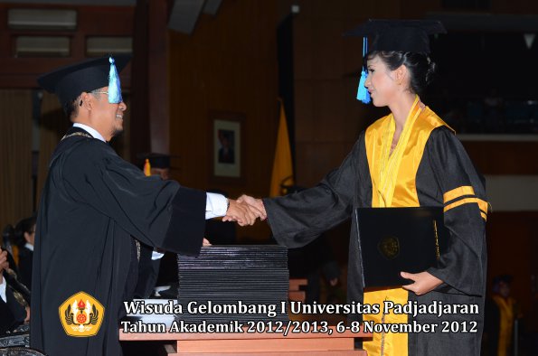 wisuda-unpad-gel-i-ta-2012_2013-fakultas-ilmu-keperawatan-oleh-dekan-106