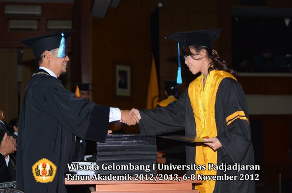 wisuda-unpad-gel-i-ta-2012_2013-fakultas-ilmu-keperawatan-oleh-dekan-107