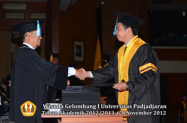 wisuda-unpad-gel-i-ta-2012_2013-fakultas-ilmu-keperawatan-oleh-dekan-108