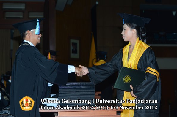 wisuda-unpad-gel-i-ta-2012_2013-fakultas-ilmu-keperawatan-oleh-dekan-109
