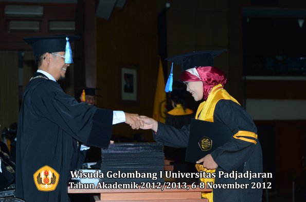 wisuda-unpad-gel-i-ta-2012_2013-fakultas-ilmu-keperawatan-oleh-dekan-110
