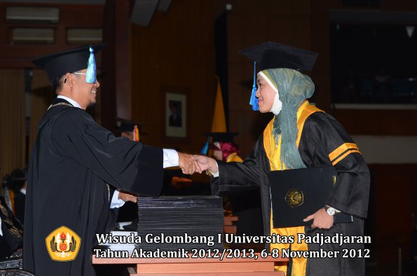 wisuda-unpad-gel-i-ta-2012_2013-fakultas-ilmu-keperawatan-oleh-dekan-111