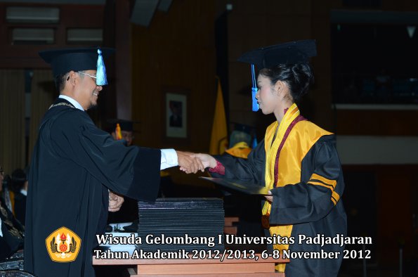 wisuda-unpad-gel-i-ta-2012_2013-fakultas-ilmu-keperawatan-oleh-dekan-112