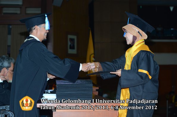 wisuda-unpad-gel-i-ta-2012_2013-fakultas-ilmu-keperawatan-oleh-dekan-113