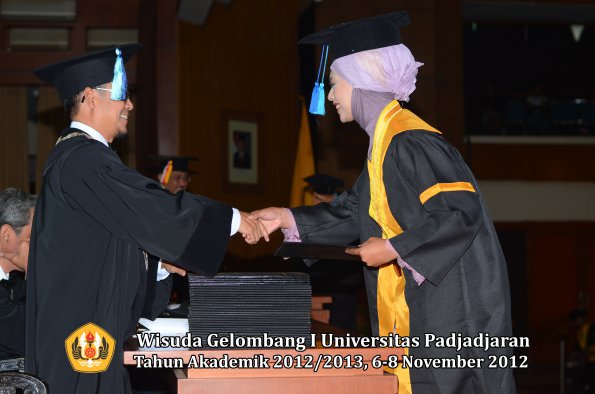wisuda-unpad-gel-i-ta-2012_2013-fakultas-ilmu-keperawatan-oleh-dekan-114