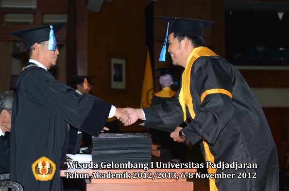 wisuda-unpad-gel-i-ta-2012_2013-fakultas-ilmu-keperawatan-oleh-dekan-115
