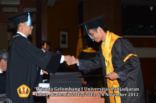 wisuda-unpad-gel-i-ta-2012_2013-fakultas-ilmu-keperawatan-oleh-dekan-116