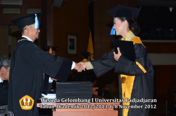 wisuda-unpad-gel-i-ta-2012_2013-fakultas-ilmu-keperawatan-oleh-dekan-117