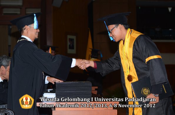wisuda-unpad-gel-i-ta-2012_2013-fakultas-ilmu-keperawatan-oleh-dekan-118