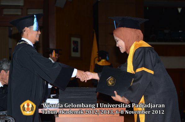 wisuda-unpad-gel-i-ta-2012_2013-fakultas-ilmu-keperawatan-oleh-dekan-119