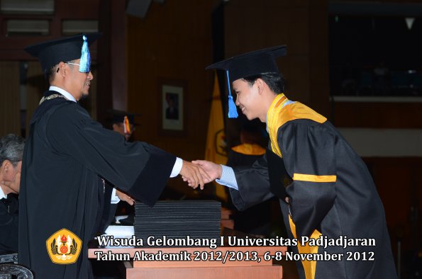 wisuda-unpad-gel-i-ta-2012_2013-fakultas-ilmu-keperawatan-oleh-dekan-120