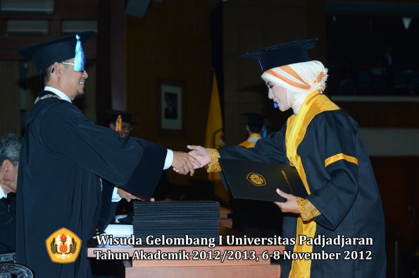 wisuda-unpad-gel-i-ta-2012_2013-fakultas-ilmu-keperawatan-oleh-dekan-121