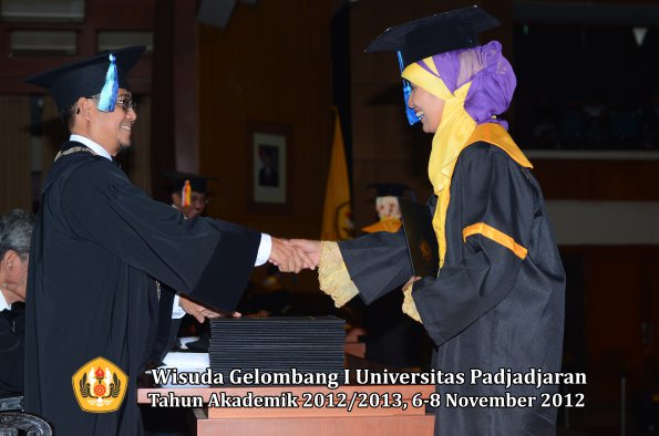 wisuda-unpad-gel-i-ta-2012_2013-fakultas-ilmu-keperawatan-oleh-dekan-122